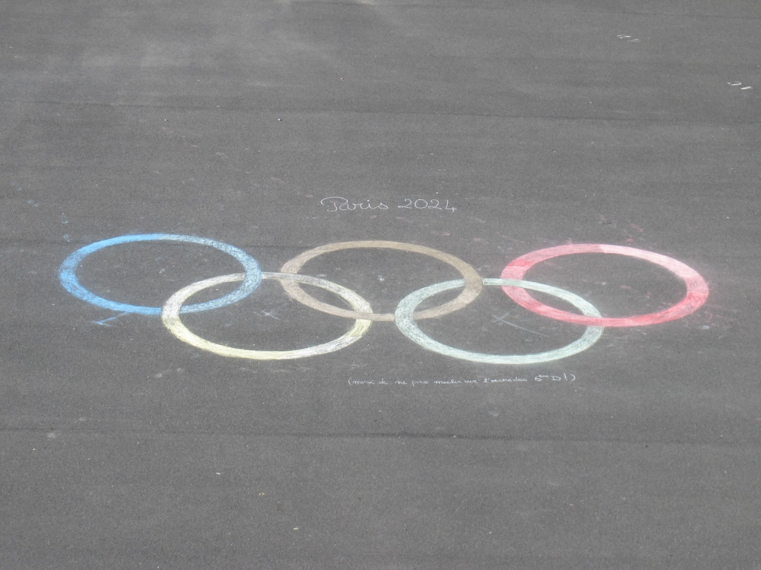 Les anneaux olympiques dans la cour de récréation !